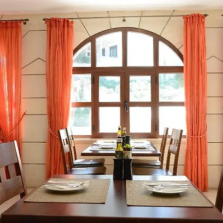 Hotel Macaris &